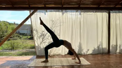 Kubra Ercin - Yoga är min största passion, och som utbildad yoga- och ansiktsyogainstruktör har jag haft förmånen att erbjuda workshops i ansiktsyoga. 